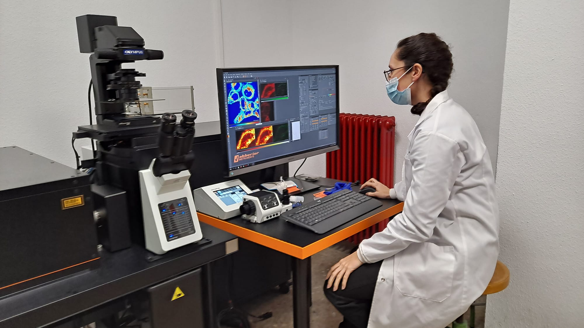 Investigadora trabajando en el nanoscopio
