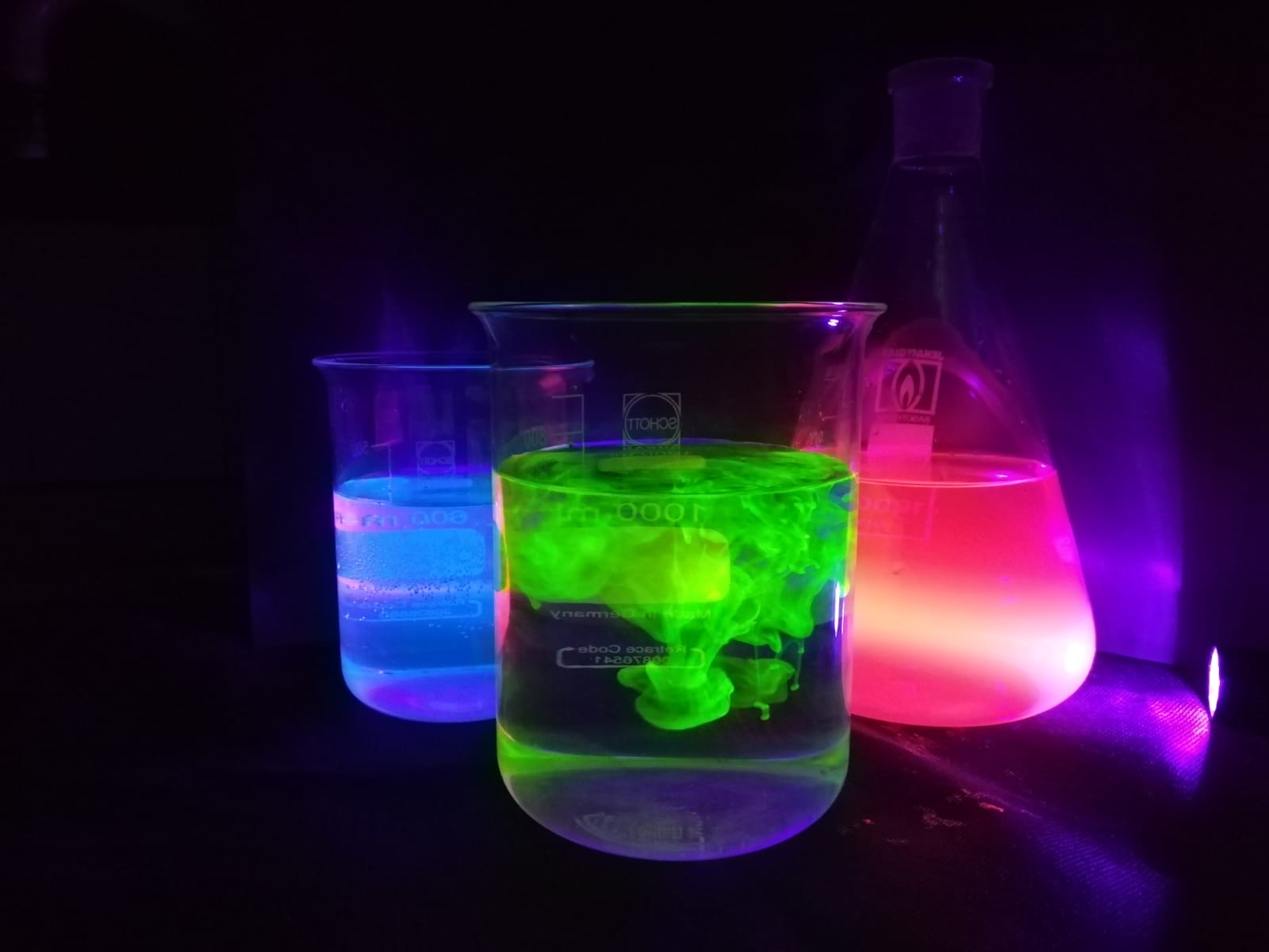 Tres disoluciones fluorescentes